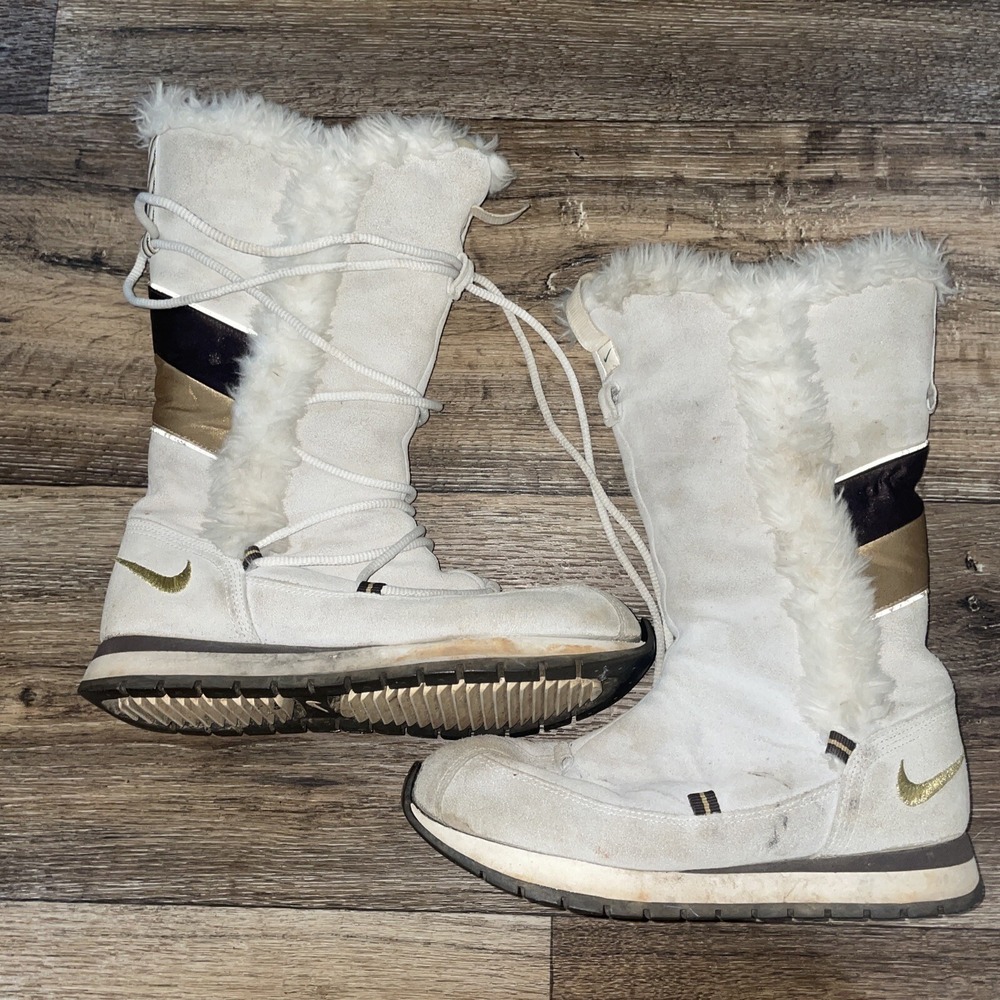 2006‎ Womens Nike Faux Fur White/Gold/Black Pom Pom Side Zip Suede Boots Size 6